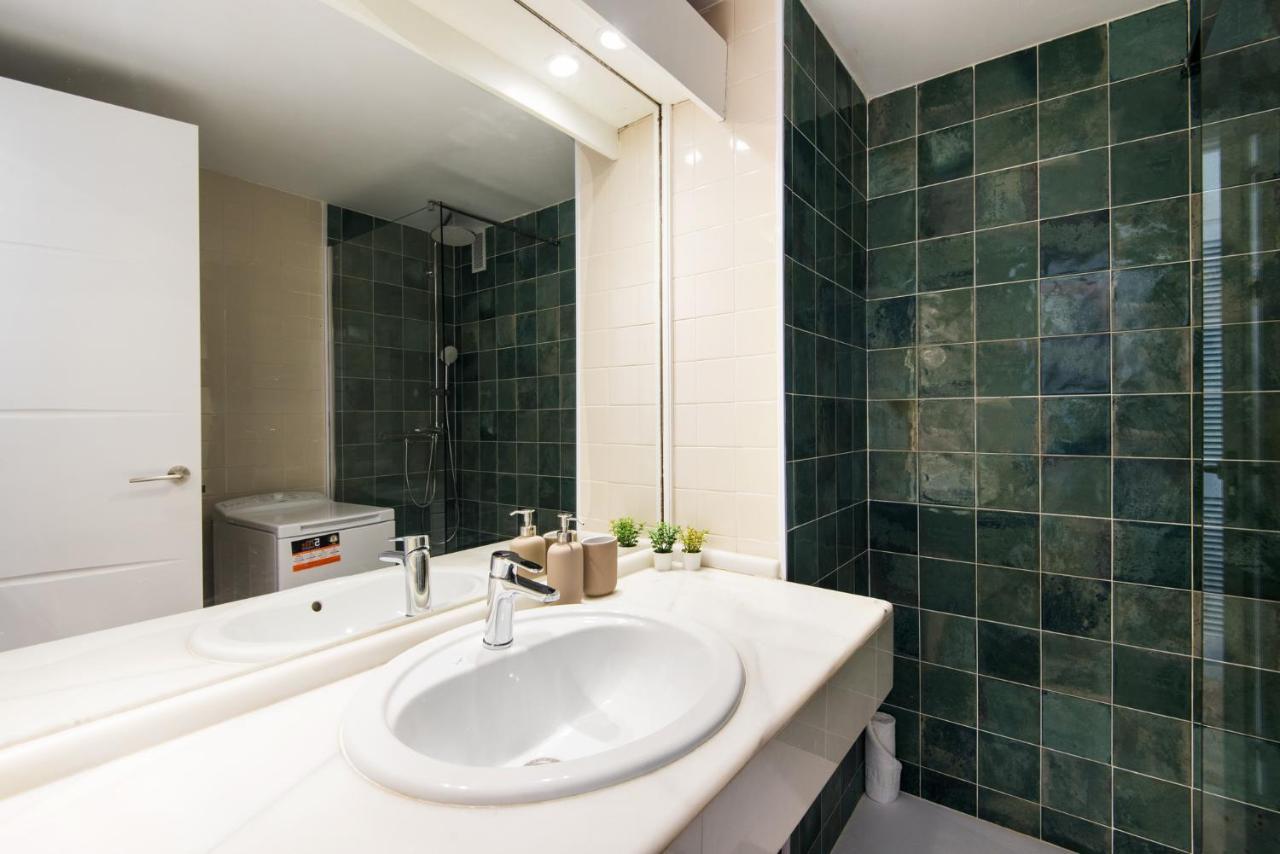 Aloha Puerto Private Apartment 1St Line Carihuela Beach Torremolinos Exterior photo